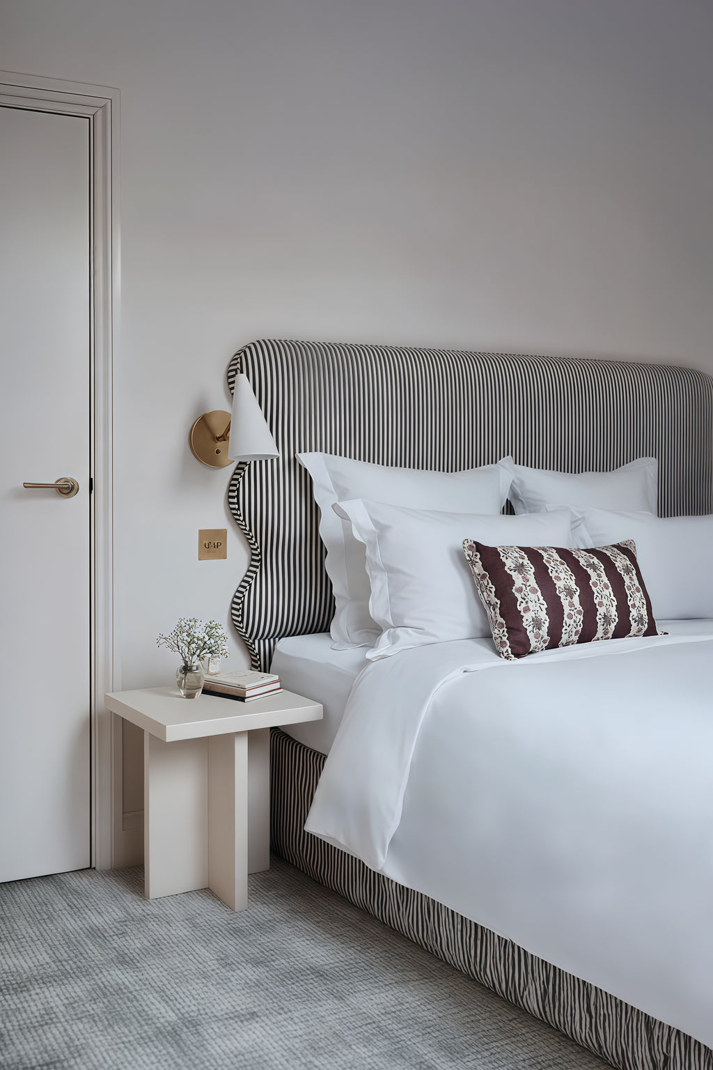 Mesa auxiliar Milo de microcemento con diseño compacto y funcional