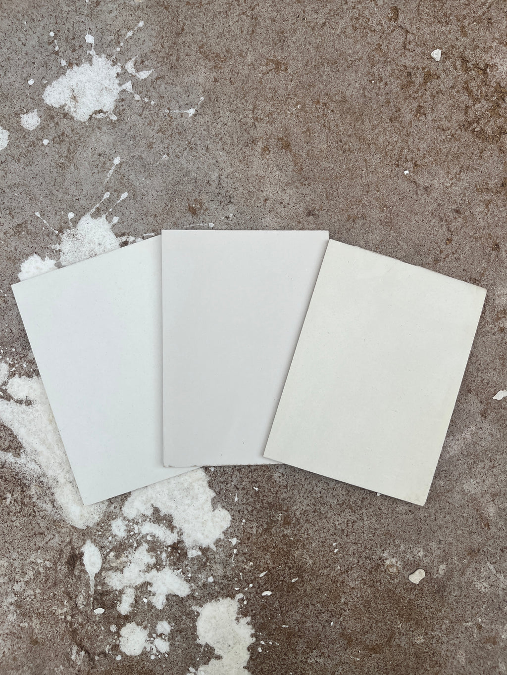 Muestras de microcemento liso y rugoso Haven para elegir acabado de mesas