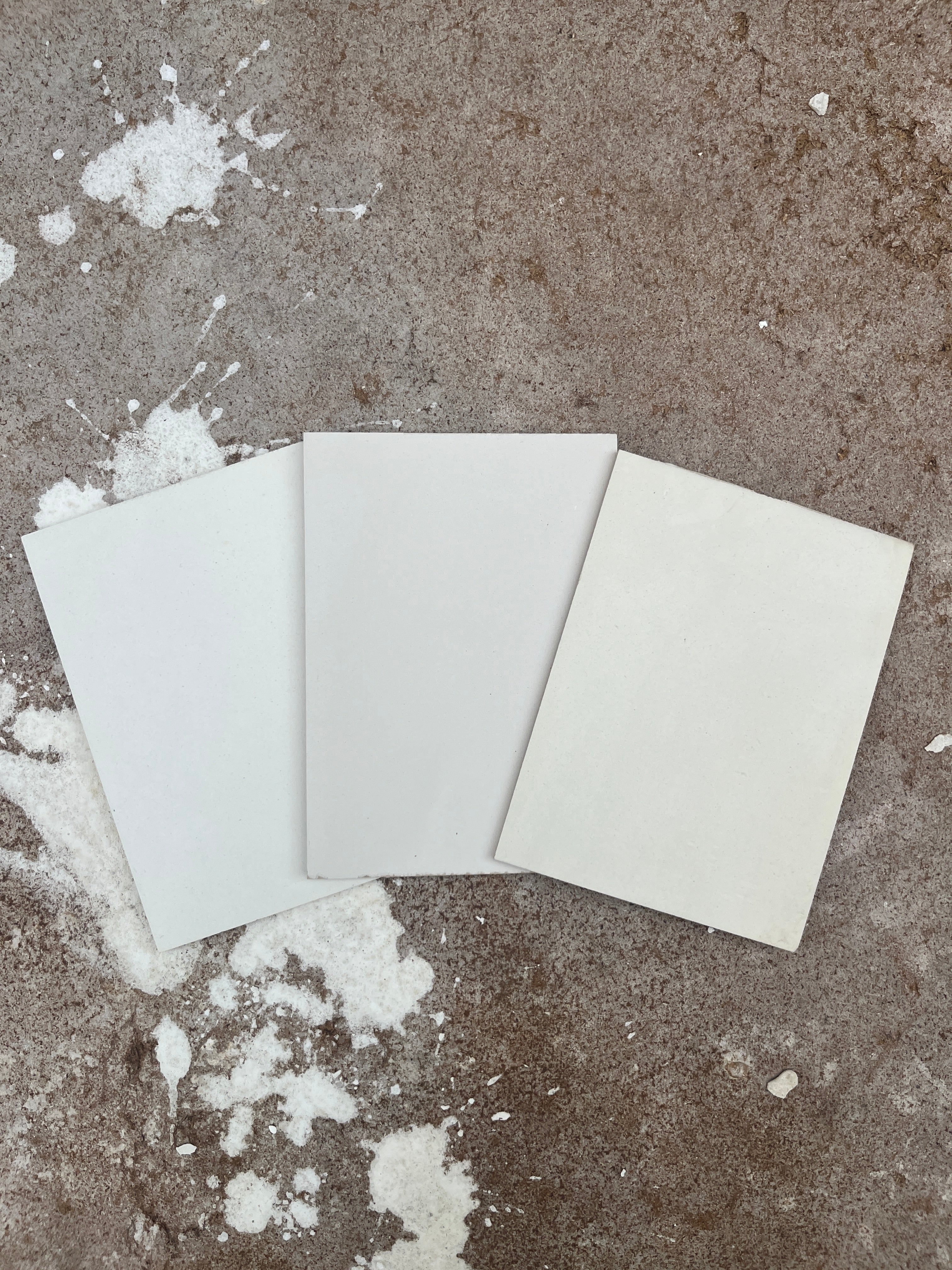 Muestras de microcemento liso y rugoso Haven para elegir acabado de mesas