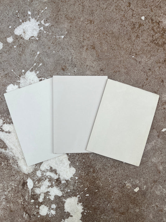 Muestras de microcemento liso y rugoso Haven para elegir acabado de mesas